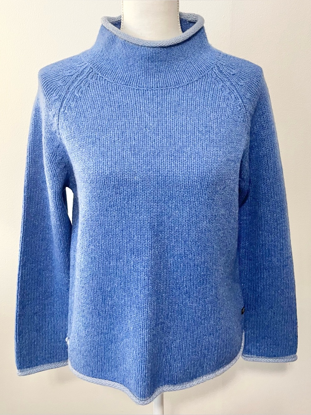 Fisherman Out of Ireland Women’s Lambswool Sweater in Blue. Size Medium
